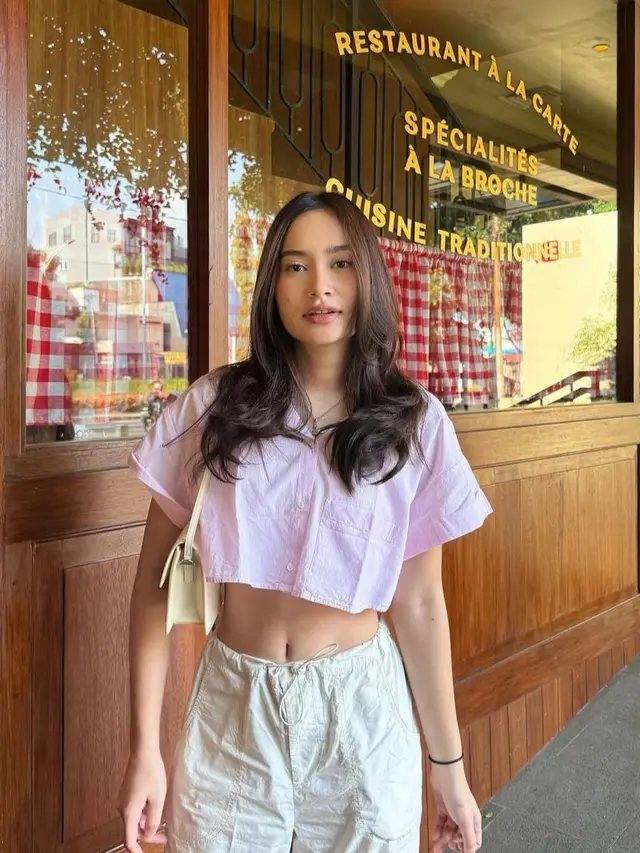 Satine Zaneta Pakai Outfit Pink (Instagram/@satinezaneta)