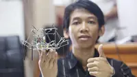 Ahmad Sobandi (28) pemuda difabel asal Purwakarta mampu menciptakan robot. Uniknya, robot tersebut ia buat dari barang-barang bekas. (Liputan6.com/ Abramena).