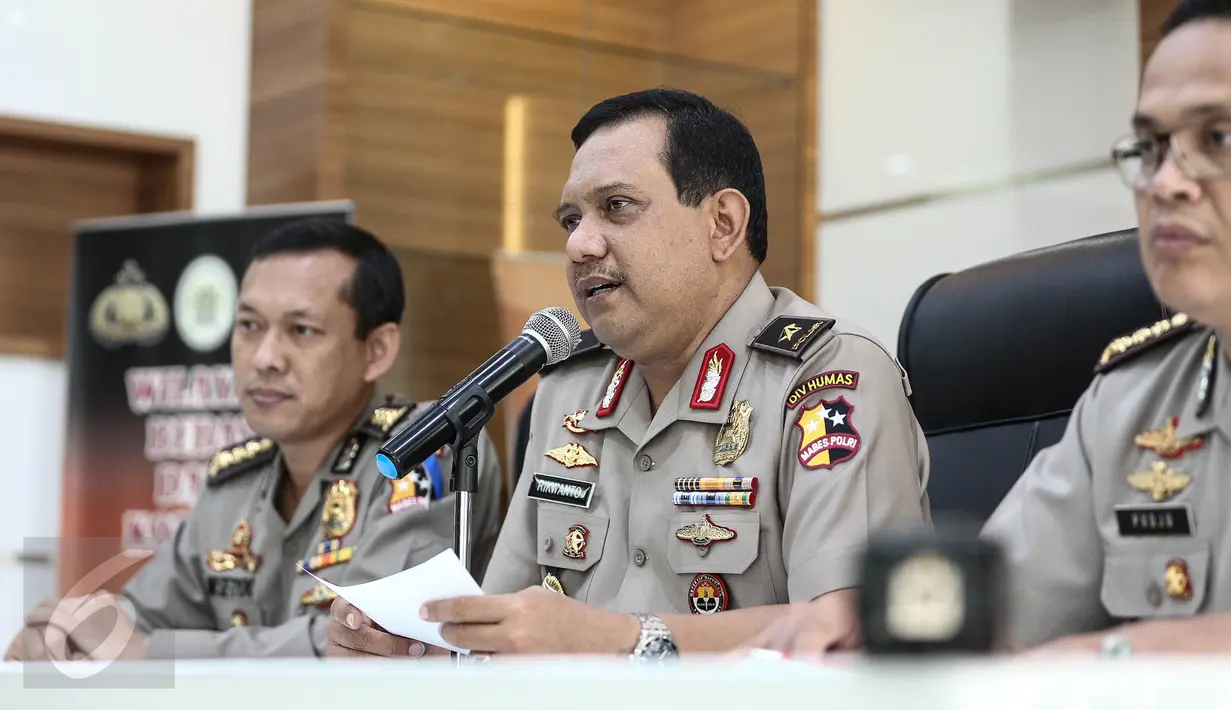 Kabagpenum Polri Brigjen Rikwanto memberi keterangan pers terkait penangkapan terduga teroris Jatiluhur di Jakarta, Senin (26/12). Tim Densus 88 menyergap 4 teroris 2 pelaku ditembak mati dan 2 pelaku ditangkap hidup-hidup. (Liputan6.com/Faizal Fanani)