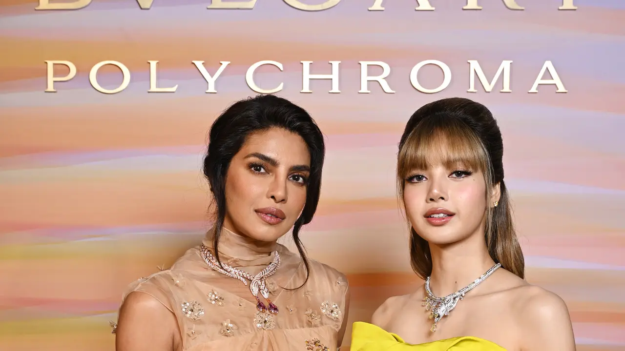 Momen Akrab Priyanka Chopra dan Lisa BLACKPINK Bertukar Posisi Foto Demi Angle Terbaik di Acara Bvlgari