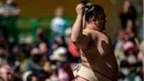 Acara ini juga menjadi kesempatan bagi para ibu untuk melemparkan bayinya ke pelukan para sumo yang rupanya membawa keberuntungan. (AFP/Philip Fong)