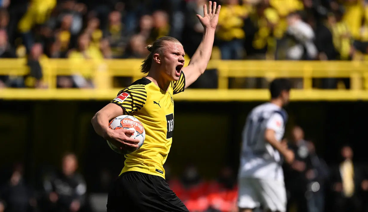 Erling Haaland yang kini tengah menjalani musim kedua bersama Manchester City sebelumnya tercatat pernah berseragam Borussia Dortmund selama 2,5 musim mulai paruh musim 2019/2020 hingga akhir musim 2021/2022. Total tampil dalam 67 laga di Bundesliga bareng Borussia Dortmund, ia mampu mengoleksi 62 gol dan 19 assist, termasuk torehan 3 kali hattrick. Hattrick terakhirnya tercipta pada pekan ke-32 Bundesliga 2021/2022 (30/4/2022) saat kalah 3-4 dari VfL Bochum. (AFP/Ina Fassbender)