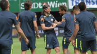 Pemain Brasil, Neymar, bercanda dengan rekannya Filipe Luis saat latihan di Stadion Ernst Happel, Wina, Sabtu (9/6/2018). Latihan ini merupakan persiapan jelang laga ujicoba melawan Austria. (Bola.com/Reza Khomaini)