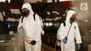 Petugas melakukan penyemprotan cairan disinfektan di area ruang rapat paripurna di Gedung Nusantara, Kompleks Parlemen MPR/DPR-DPD, Senayan, Jakarta, Minggu (29/3/2020). Penyemprotan disinfektan ini juga untuk mencegah penyebaran wabah corona (Covid-19). (Liputan6.com/Johan Tallo)