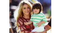Shakira langsung menggendong sang putra, Milan usai tampil di acara Penutupan Piala Dunia 2014 Brasil.