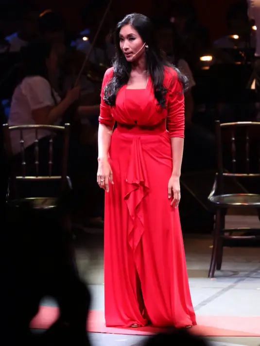 Demi penampilannya dalam melafalkan naskah Carmen, ibu satu anak ini didampingi oleh pelatih vokal Brian Masuda. (Andy Masela/Bintang.com)