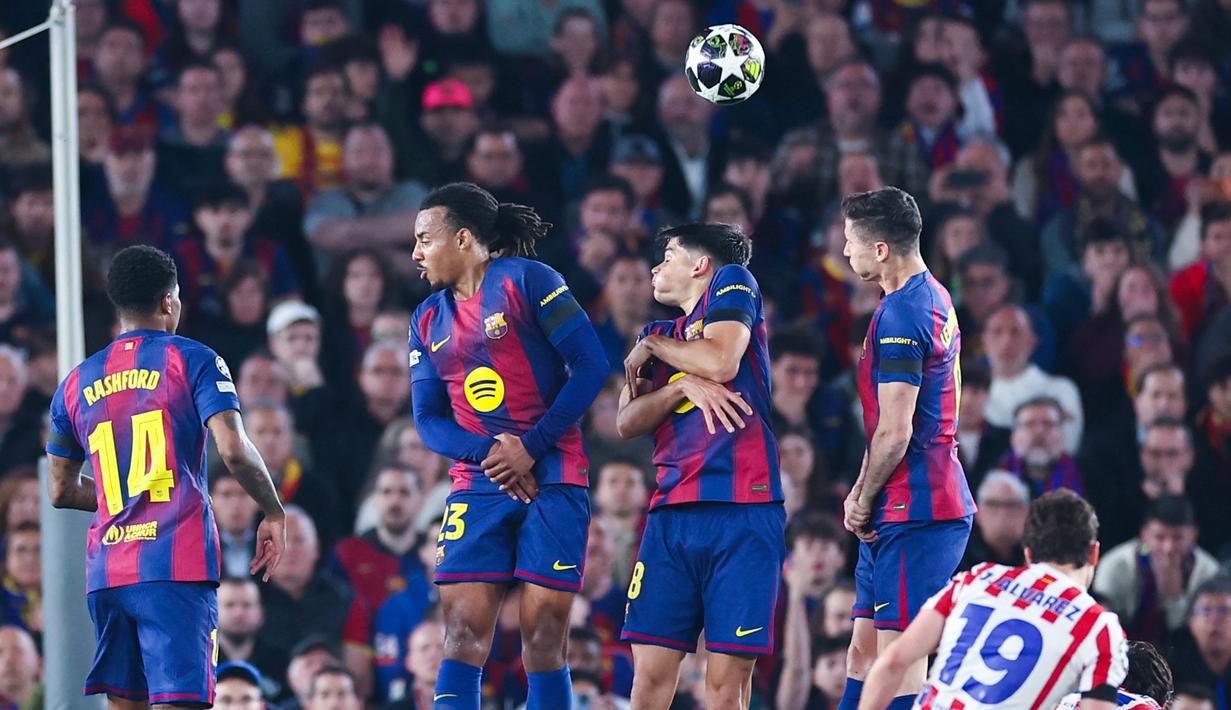 Pemain Atletico Madrid, Julian Alvarez, melepaskan tendangan bebas ke gawang Barcelona pada leg pertama perempat final Liga Champions 2025/2026 di Stadion Camp Nou, Kamis (9/4/2026). (AFP/Josep Lago)