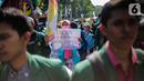 Mahasiswa yang tergabung dalam Badan Eksekutif Mahasiswa Seluruh Indonesia (BEM SI) membawa poster dalam unjuk rasa di kawasan Patung Kuda, Jakarta, Senin (21/10/2019). Salah satu tuntutannya adalah meminta Presiden Jokowi menerbitkan Perppu untuk UU KPK yang direvisi. (Liputan6.com/Faizal Fanani)