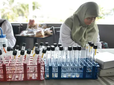 Petugas BPOM melakukan pengecekan makanan yang mengandung zat atau bahan berbahaya, Jakarta, Rabu (14/6). BPOM menguji makanan di pasar swalayan untuk mengantisipasi adanya makanan yang mengandung bahan kimia berbahaya. (Liputan6.com/Yoppy Renato)