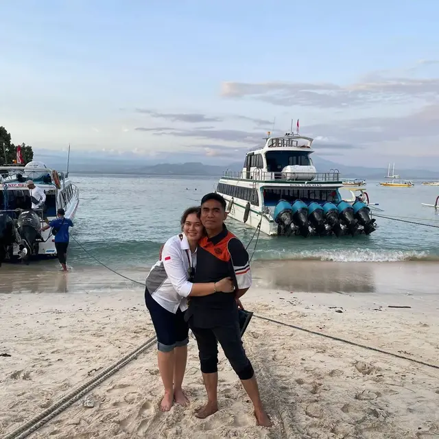 7 Potret Cathrine Wilson Bahagia Bersama Keluarga, Antar Suami Berangkat Haji