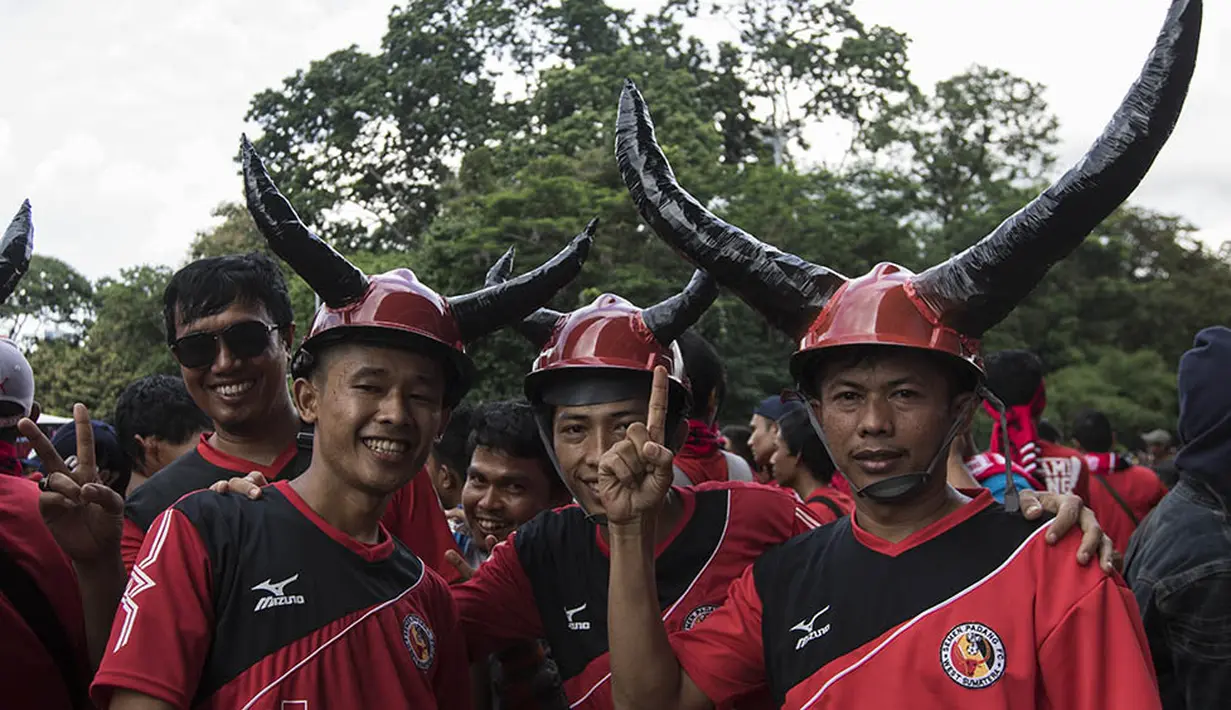 Suporter Semen Padang dengan atribut tanduk kerbau jelang final Piala Jenderal Sudirman antara Semen Padang melawan Mitra Kukar di Stadion Utama Gelora Bung Karno, Jakarta, , Minggu (24/1/2016). (Bola.com/Vitalis Yogi Trisna)