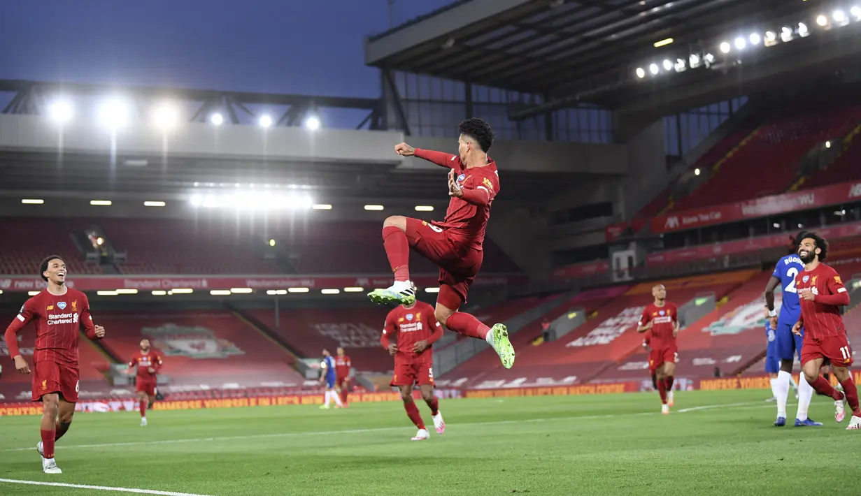 Pemain Liverpool Roberto Firmino melakukan selebrasi usai mencetak gol ke gawang Chelsea pada pertandingan Liga Inggris di Anfield Stadium, Liverpool, Inggris, Rabu (22/7/2020). Liverpool mengalahkan Chelsea dengan skor 5-3. (Laurence Griffiths, Pool via AP)