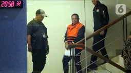 Bersama tiga tersangka lainnya, Bupati Pati Sudewo langsung ditahan di di Rumah Tahanan (Rutan) Cabang KPK Gedung Merah Putih. Tampak dalam foto, Bupati Pati, Sudewo (tengah) dikawal petugas usai menjalani pemeriksaan intensif di Gedung Merah Putih Komisi Pemberantasan Korupsi (KPK), Jakarta, Selasa (20/1/2026). (Liputan6.com/Helmi Fithriansyah)