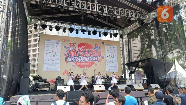 Penampilan musik dari salah satu band yang memeriahkan panggung utama Jak-Japan Matsuri 2025 di GBK Senayan, Jakarta, Minggu (28/9/2025).