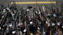 Sejumlah senjata api yang berhasil disita dikumpulkan sebelum dihancurkan di Rio de Janeiro, Brasil, Rabu (20/12). Sekitar 2000 senjata api hasil sitaan tentara dan polisi federal Brasil dihancurkan. (AP Photo/Leo Correa)