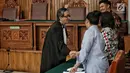 Pengacara Romahurmuziy, Maqdir Ismail dan tim kuasa hukum KPK berjabat tangan seusai sidang praperadilan di PN Jakarta Selatan, Senin (6/5/2019). Sidang beragenda membacakan permohonan atau gugatan yang sebelumnya diajukan Rommy usai ditetapkan sebagai tersangka oleh KPK (Liputan6.com/Faizal Fanani)