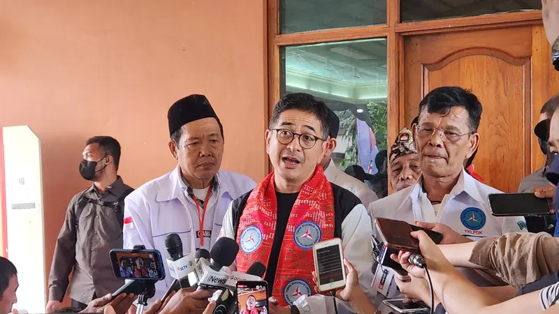 Ketua TPN Ganjar-Mahfud, Arsjad Rasjid kulo nuwun (permisi) meminta restu kepada Mangkunegara X Kanjeng Gusti Pangeran Adipati Arya dan Wakil Wali Kota Solo Teguh Prakosa untuk menyelenggarakan kampanye akbar hari terakhir, di Solo pada Sabtu 10 Januari 2024.
