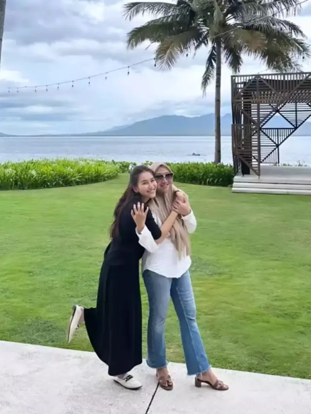 8 Potret Kedekatan Ayu Ting Ting dan Keluarga Calon Suami, Curi Perhatian