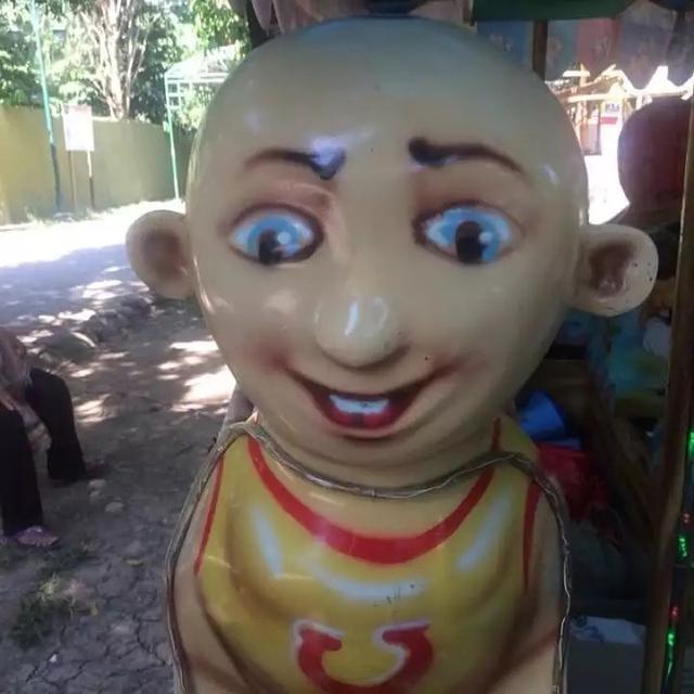 6 Patung Kartun Ini Bentuknya Absurd, Enggak Habis Pikir