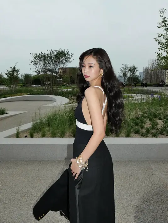 Jika ditotal, hanya dari aksesori, jewelry, tas, dan sepatu yang dikenakan Jennie saja nilainya sudah menembus lebih dari Rp578 juta. Nilai fantastis tersebut semakin mempertegas image Jennie sebagai “Human Chanel” yang selalu berhasil menghadirkan aura luxury fashion di setiap penampilannya.  [@jennierubyjane]