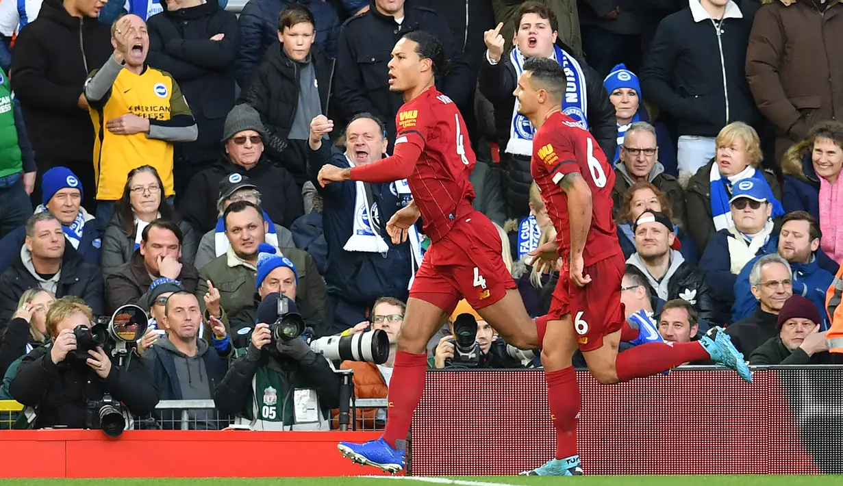 Bek Liverpool, Virgil Van Dijk, merayakan gol yang dicetaknya ke gawang Brighton pada laga Premier League di Stadion Anfield, Liverpool, Sabtu (1/12). Liverpool menang 2-1 atas Brighton. (AFP/Paul Ellis)