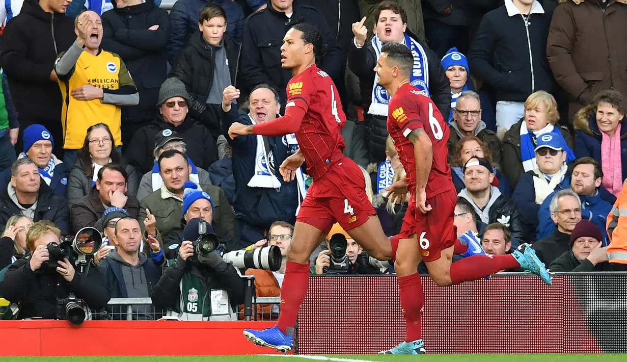 Bek Liverpool, Virgil Van Dijk, merayakan gol yang dicetaknya ke gawang Brighton pada laga Premier League di Stadion Anfield, Liverpool, Sabtu (1/12). Liverpool menang 2-1 atas Brighton. (AFP/Paul Ellis)