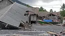 Sejumlah rumah warga ambruk pasca gelombang Tsunami Selat Sunda di Dusun Tiga Regahan Lada, Pulau Sebesi, Lampung Selatan, Minggu (30/12). Sebagian warga mengungsi ke Kalianda. (Liputan6.com/Herman Zakharia)