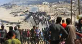 Warga Palestina berkumpul di sebuah jalan di Nuseirat, Jalur Gaza tengah, pada 10 Oktober 2025. (Eyad BABA/AFP)
