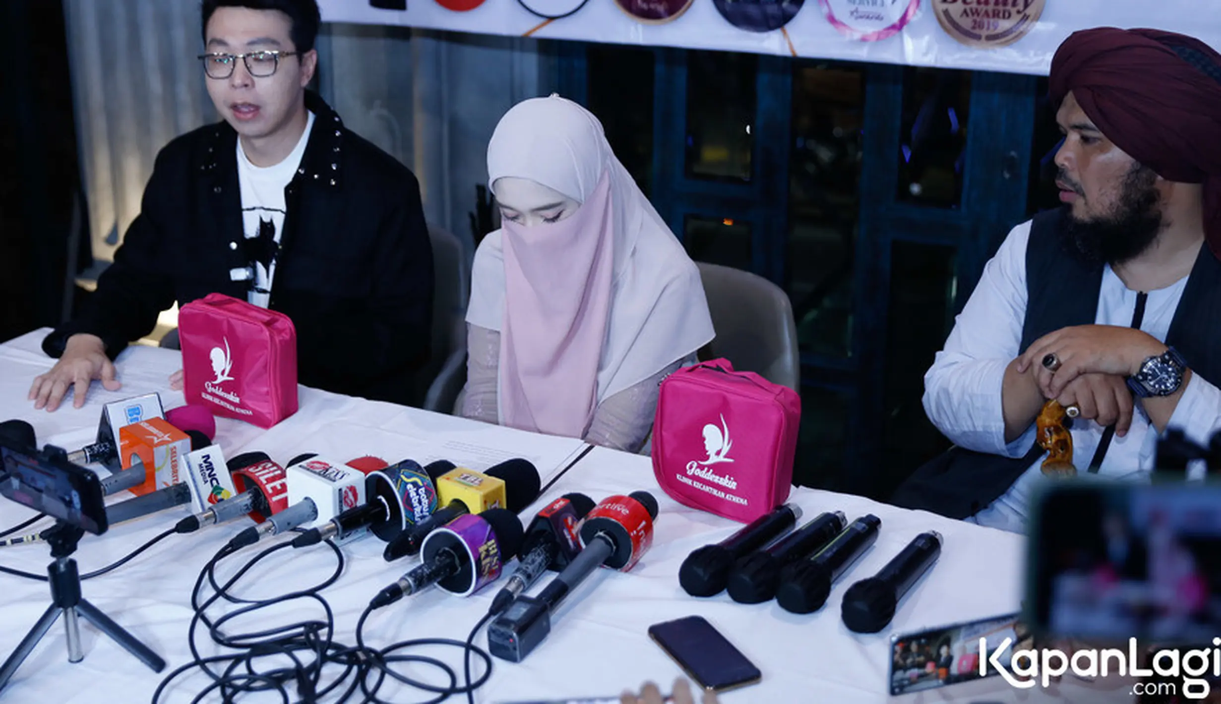 Sebelum Lepas Cadar, Inara Rusli Menangis Curhat dengan Istri Derry ...