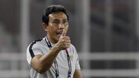 Pelatih Timnas Indonesia, Bima Sakti, memberikan instruksi saat melawan Timor Leste pada laga Piala AFF 2018 di SUGBK, Jakarta, Selasa (13/11). Indonesia menang 3-1 atas Timor Leste. (Bola.com/M. Iqbal Ichsan)