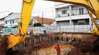 Pekerja menyelesaikan proyek tahap awal galian sodetan Kali Ciliwung di kawasan Otista, Jakarta, Kamis (10/7/14). (Liputan6.com/Faizal Fanani)