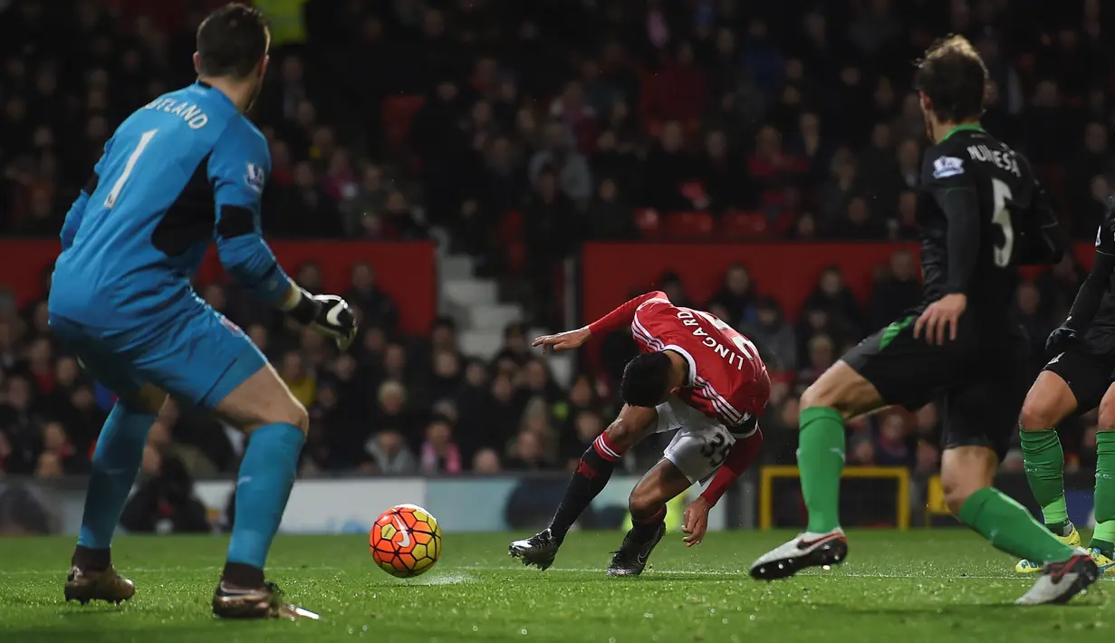 Sundulan Jesse Lingard ini berbuah gol pertama Manchester United ke gawang Stoke City dalam lanjutan Liga Inggris di Stadion Old Trafford, Manchester, Rabu (3/2/2016) dini hari WIB. (AFP/Paul Ellis)