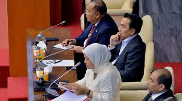 Ketua sementara 'DPR Tandingan', Ida Fauziyah, dari Fraksi PKB memimpin rapat paripurna, Jakarta, Selasa (4/11/2014). (Liputan6.com/Andrian M Tunay)