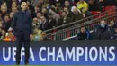 Pelatih Real Madrid, Zinedine Zidane mengamati permainan tim asuhannya melawan Tottenham Hotspur pada matchday keempat Grup H Liga Champions di Stadion Wembley, Rabu (1/11). Madrid menelan kekalahan 1-3 dari Tottenham Hotspur. (Adrian DENNIS / AFP)