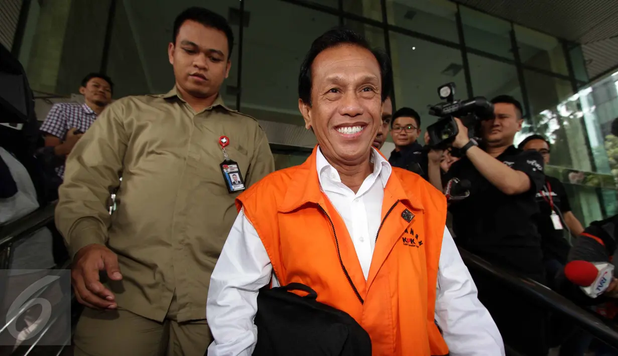 Mantan Bupati Tanah Laut, Adriansyah meninggalkan Gedung KPK, Jakarta, Kamis (6/8). Anggota Komisi IV DPR dari F-PDIP itu diperiksa dalam dugaan kasus suap terkait perizinan tambang batubara di Tanah Laut, Kalimantan Selatan. (Liputan6.com/Helmi Afandi)