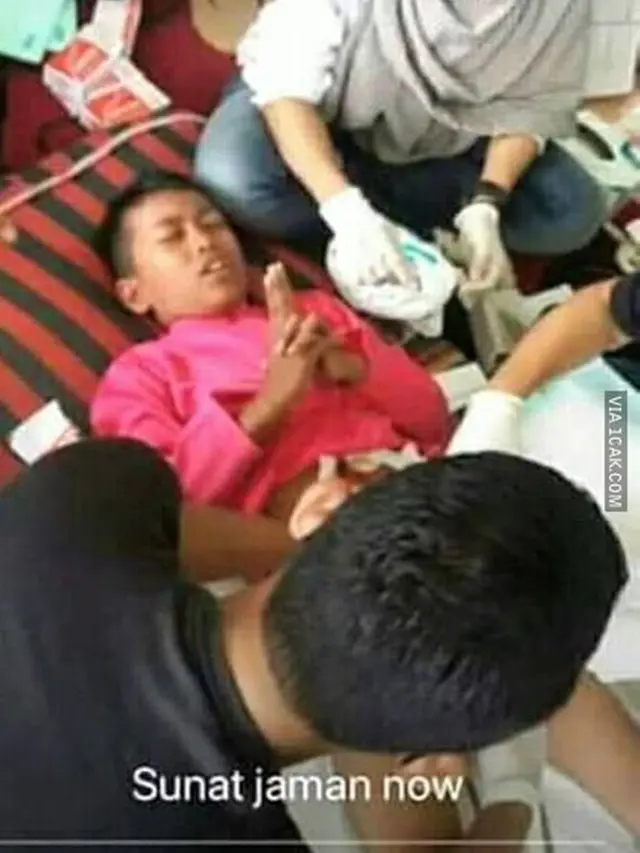6 Kelakuan Kocak Anak Habis Sunat Ini Bikin Geleng Kepala