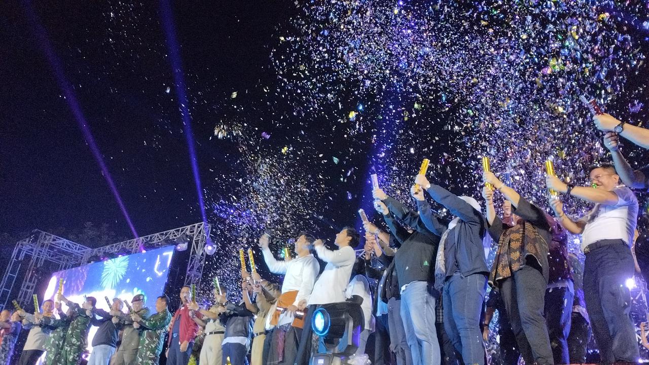 Pesta kembang api meriahkan Malam Tahun Baru 2023 di Taman Mini Indonesia Indah (TMII), Jakarta Timur (Liputan6.com/Winda Nelfira)