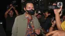 Pelaksana Tugas (Plt) Wali Kota Madiun, F. Bagus Panuntun, berjalan meninggalkan Gedung Merah Putih Komisi Pemberantasan Korupsi (KPK), Jakarta, usai menjalani pemeriksaan, Senin (11/5/2026). (Liputan6.com/Helmi Fithriansyah)