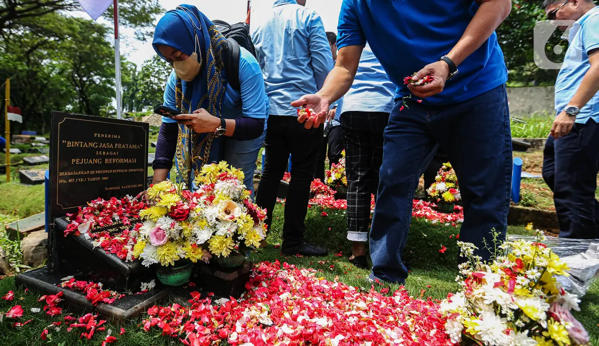Kegiatan tersebut untuk mengenang kembali empat mahasiswa Universitas Trisakti yang meninggal karena tertembak saat melakukan aksi memperjuangkan reformasi pada Mei 1998. (Liputan6.com/Angga Yuniar)