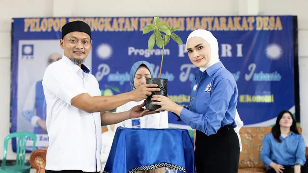 Putri Zulkifli Hassan saat menghadiri program ‘PUTRI’ atau Peningkatan Usaha Tani Rakyat Indonesia di Kalianda, Lampung Selatan.