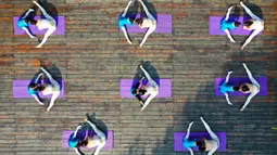 Foto yang diabadikan menggunakan drone pada 30 Agustus 2020 ini menunjukkan orang-orang berlatih yoga di ruang terbuka di Wilayah Jianhe, Provinsi Guizhou, China barat daya. (Xinhua/Yang Wenbin)