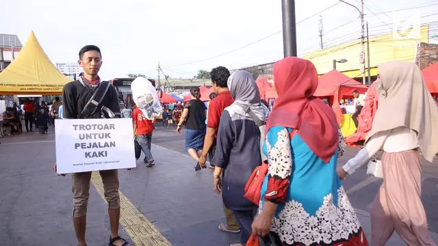 Koalisi Pejalan Kaki gelar protes di trotoar Tanah Abang. Mereka menekankan fungsi trotoar hanya untuk pejalan kaki, bukan untuk berjualan.