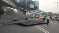 Truk Terguling di Tomang, Besi 30 Ton Berserakan Tutup Akses Tol Kebon Jeruk