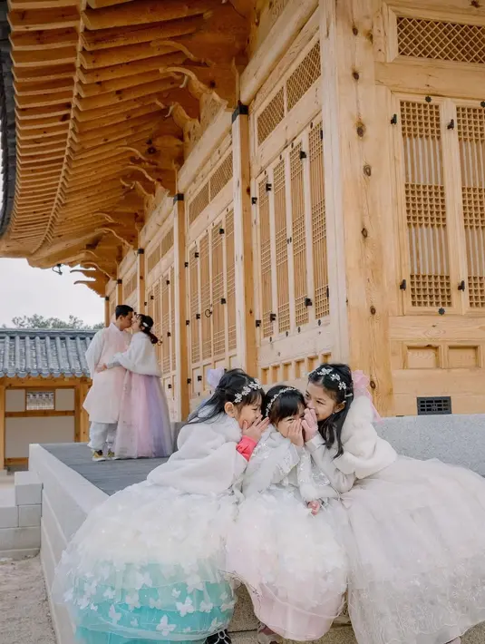 Surya Insomnia dan Tyara Renata pilih hanbok bernuansa pastel bersama ketiga putrinya. [@suryainsomnia]