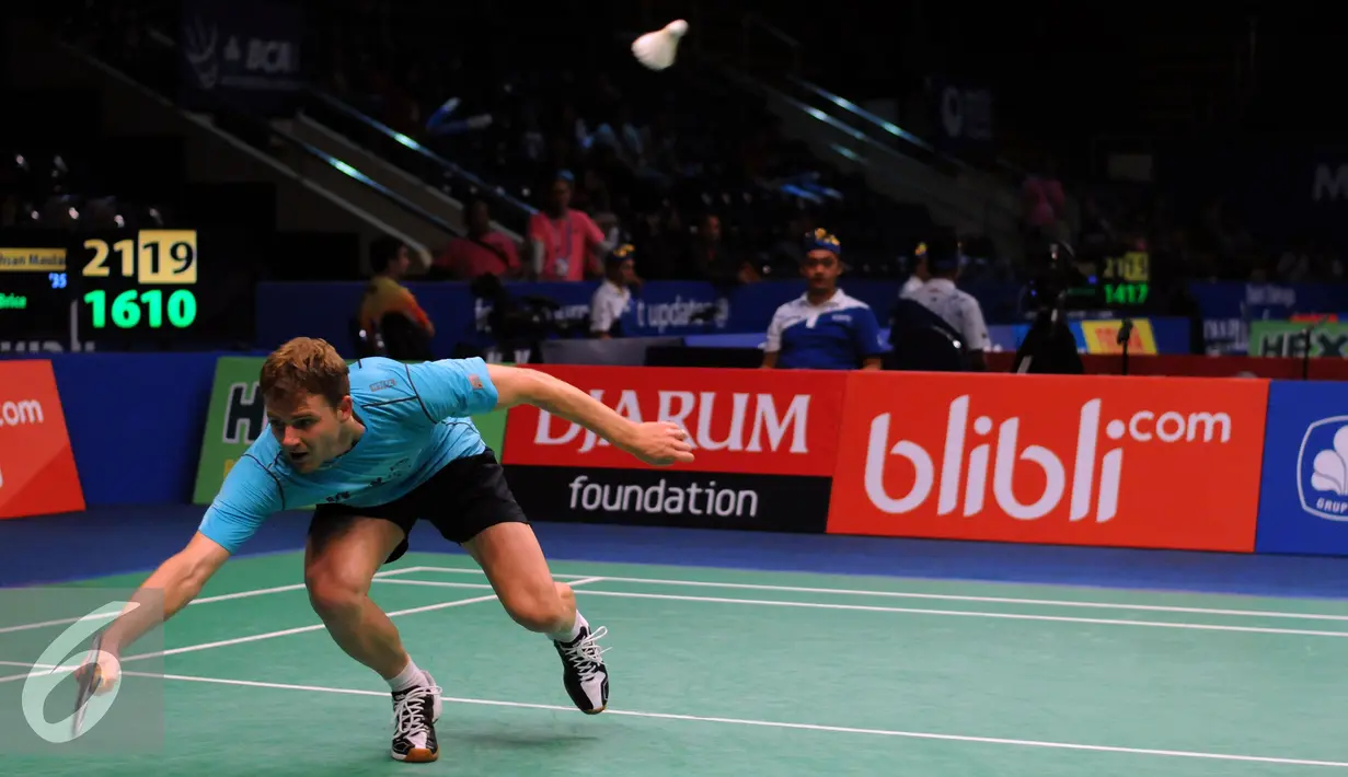 Pemain Perancis, Brice Leverdez terjatuh saat menahan serangan pebulutangkis tunggal putera Indonesia, Ihsan Maulana di penyisihan BCA Indonesia Open 2016, Jakarta, Rabu (1/6/2016). Brice kalah 11-21, 14-21. (Liputan6.com/Helmi Fithriansyah)