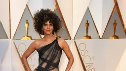 Aktris Halle Berry ikut meramaikan karpet merah ajang Oscar 2017 di Dolby Theatre, Los Angeles, Minggu (26/2). Berambut kribo, pemeran 'Catwoman' itu terlihat anggun mengenakan gaun panjang berwarna perak. (Photo by Jordan Strauss/Invision/AP)