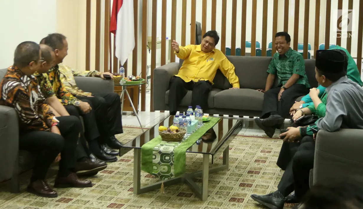Ketum Partai Golkar Airlangga Hartarto berbincang dengan Ketum PPP Romahurmiziy di Kantor DPP PPP, Jakarta, Kamis (28/6). Kedatangan Airlangga didampingi Ketua DPC dan petinggi Partai Golkar. (Liputan6.com/Arya Manggala)