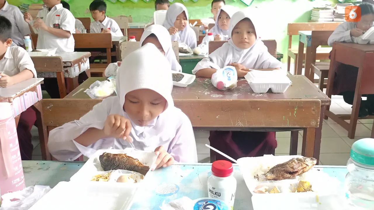 Kayla, Siswi Kelas 2 SD (bangku kedua), Bawa Pulang Makan Siang Gratis Bergizi. (Senin, 04/11/2024). (Yandhi Selatan/Liputan6.com).