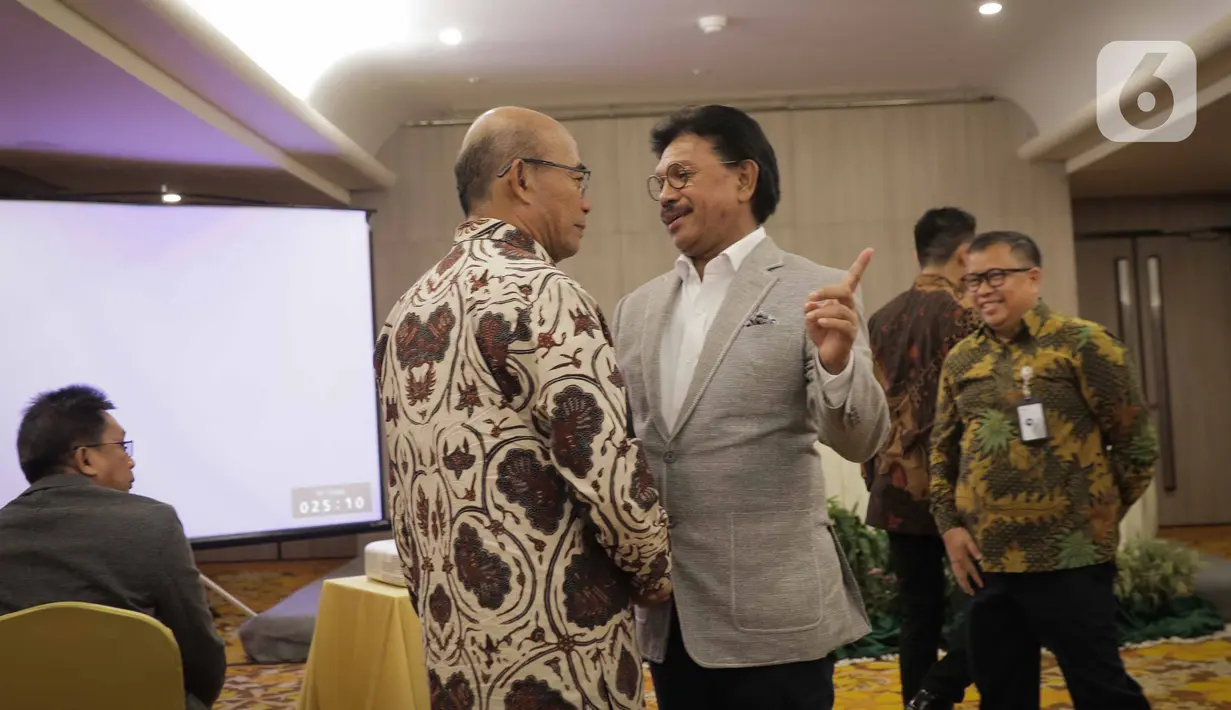 Menko PMK Muhadjir Effendi berbincang dengan Menkominfo Johnny G Plate saat menghadiri acara forum pimred di Jakarta, Selasa (3/3/2020). Acara membahas permasalahan aktual yang terjadi di Indonesia salah satunya terkait virus corona (COVID-19). (Liputan6.com/Faizal Fanani)