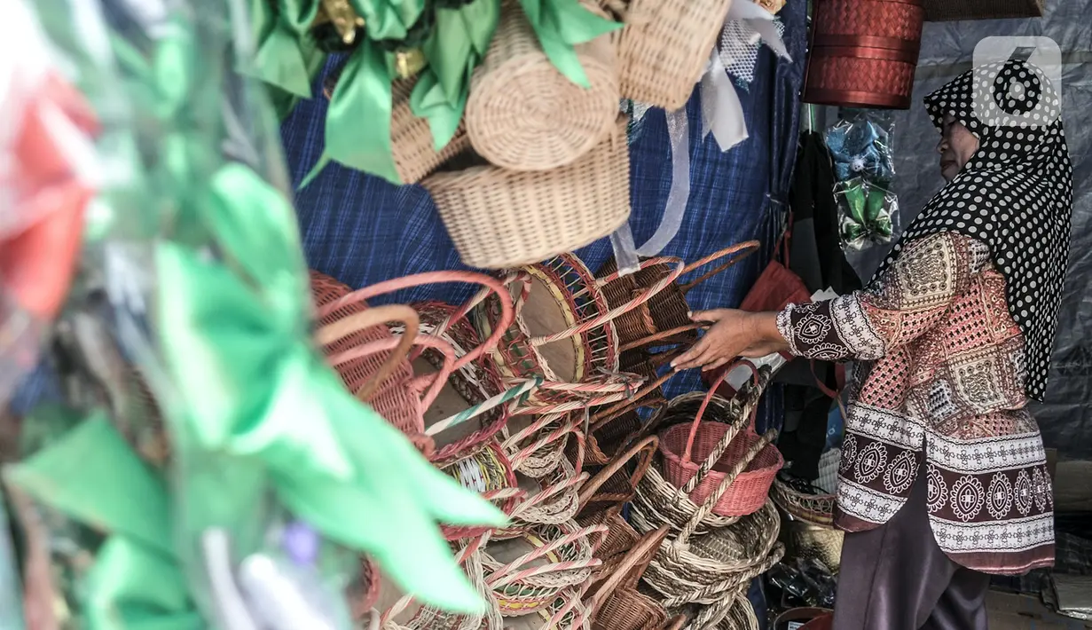 Pedagang parsel saat menunggu pembeli di kawasan Cikini, Jakarta, Selasa (29/12/2020). Untuk saat ini, pedagang menjual parsel mulai dari Rp 150.000 hingga Rp 2 juta per buah, tergantung permintaan dan kerumitan pembuatan. (merdeka.com/Iqbal S. Nugroho)